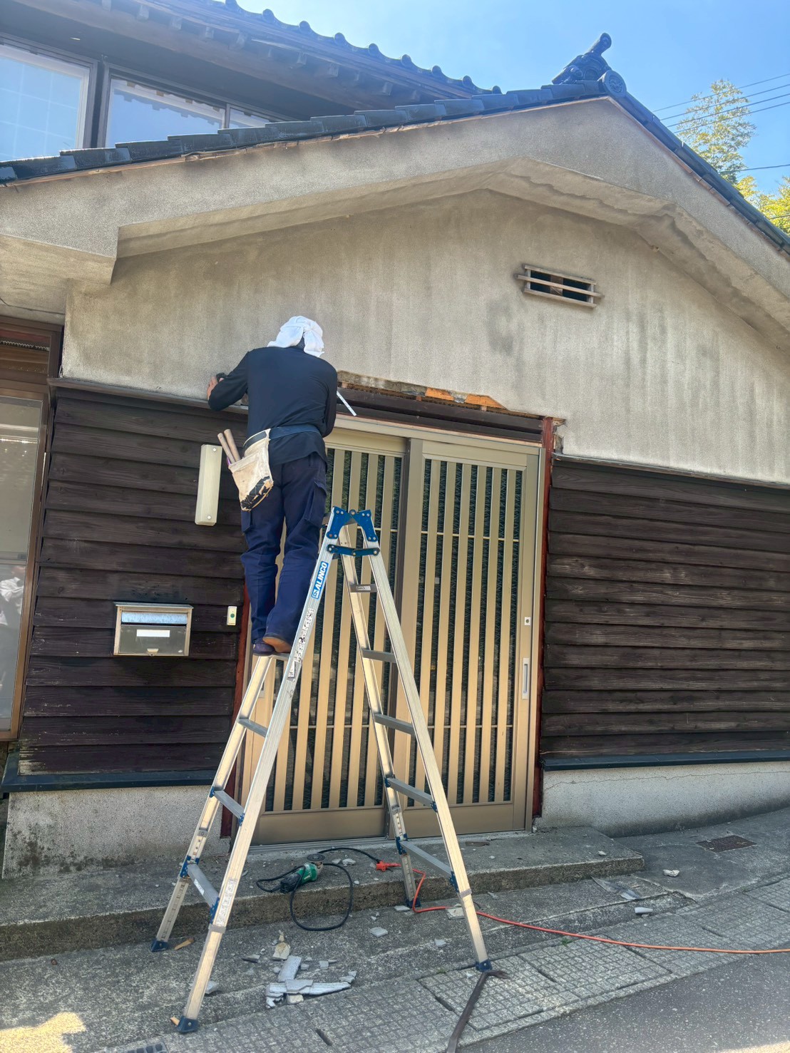 外壁まわりの復旧作業を行うもりもと工務店の職人