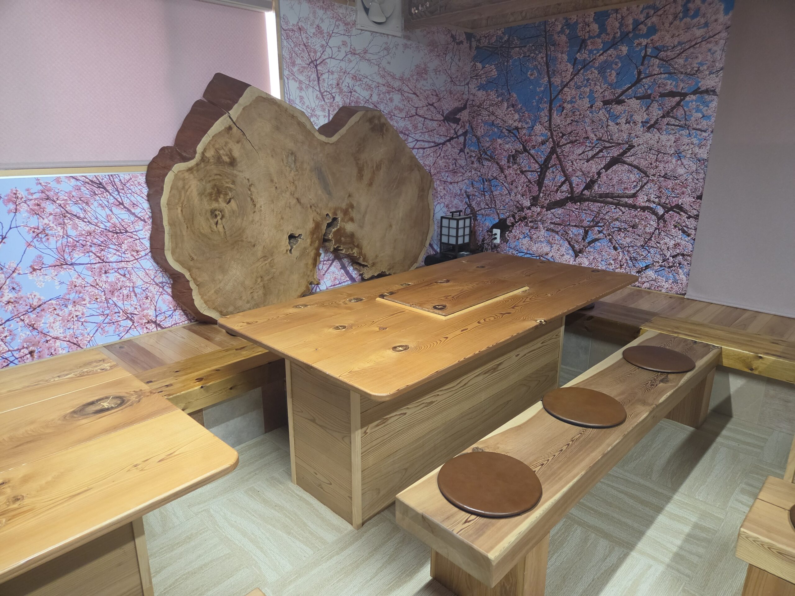 木の家具と桜に囲まれたHARU